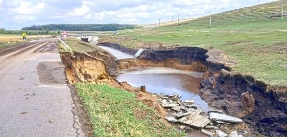 Peste 60 de km de drumuri județene și 43 de poduri, afectate de inundații