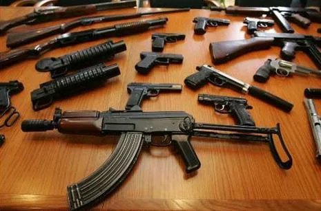 Arme găsite în casa unui bărbat din Galaţi, după ce nepotul său i-a furat un pistol