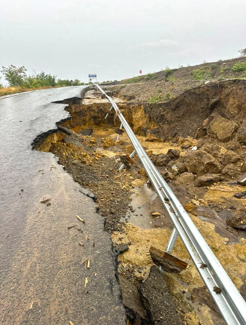 Prefectura Galați și Consiliul Județean cer fonduri pentru repararea drumurilor comunale, străzilor, podurilor și podețelor, grav afectate de inundații