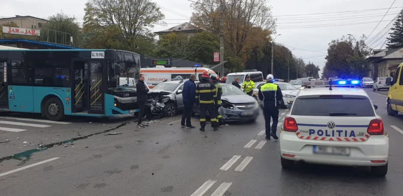 Un autobuz a lovit un autoturism în intersecția străzilor Rizer și Traian