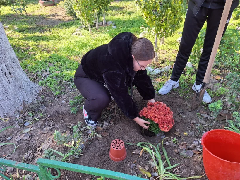 Proiectul pentru crearea de mini-păduri în curțile școlilor gălățene, finanțat de ENGIE Romania
