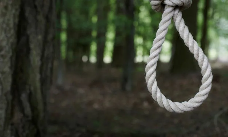 Un tânăr a fost găsit spânzurat într-un parc din orașul Galați