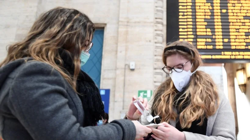 Din 15 mai, toți românii vor purta mască în spații publice și pe transportul în comun