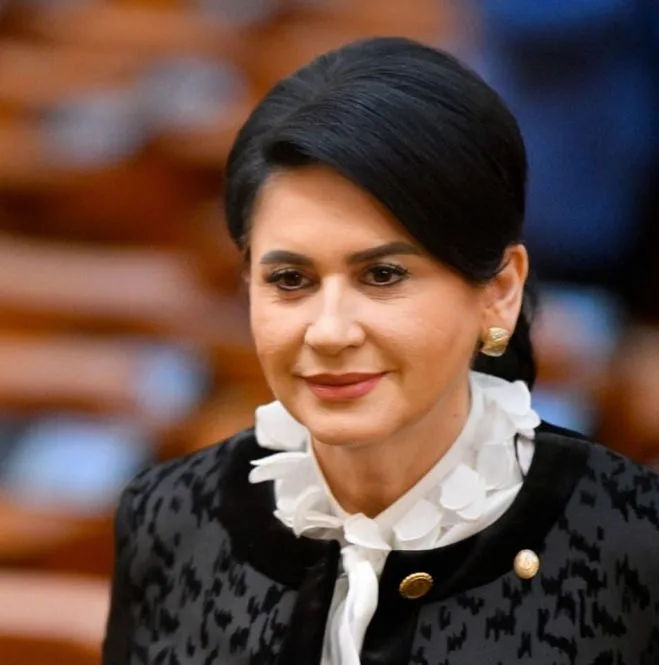 Viorica Sandu: Vă doresc să pășiți în Noul An 2025 sănătoși, plini de speranțe de bine și de idealuri, să îi aveți pe toți cei dragi alături!