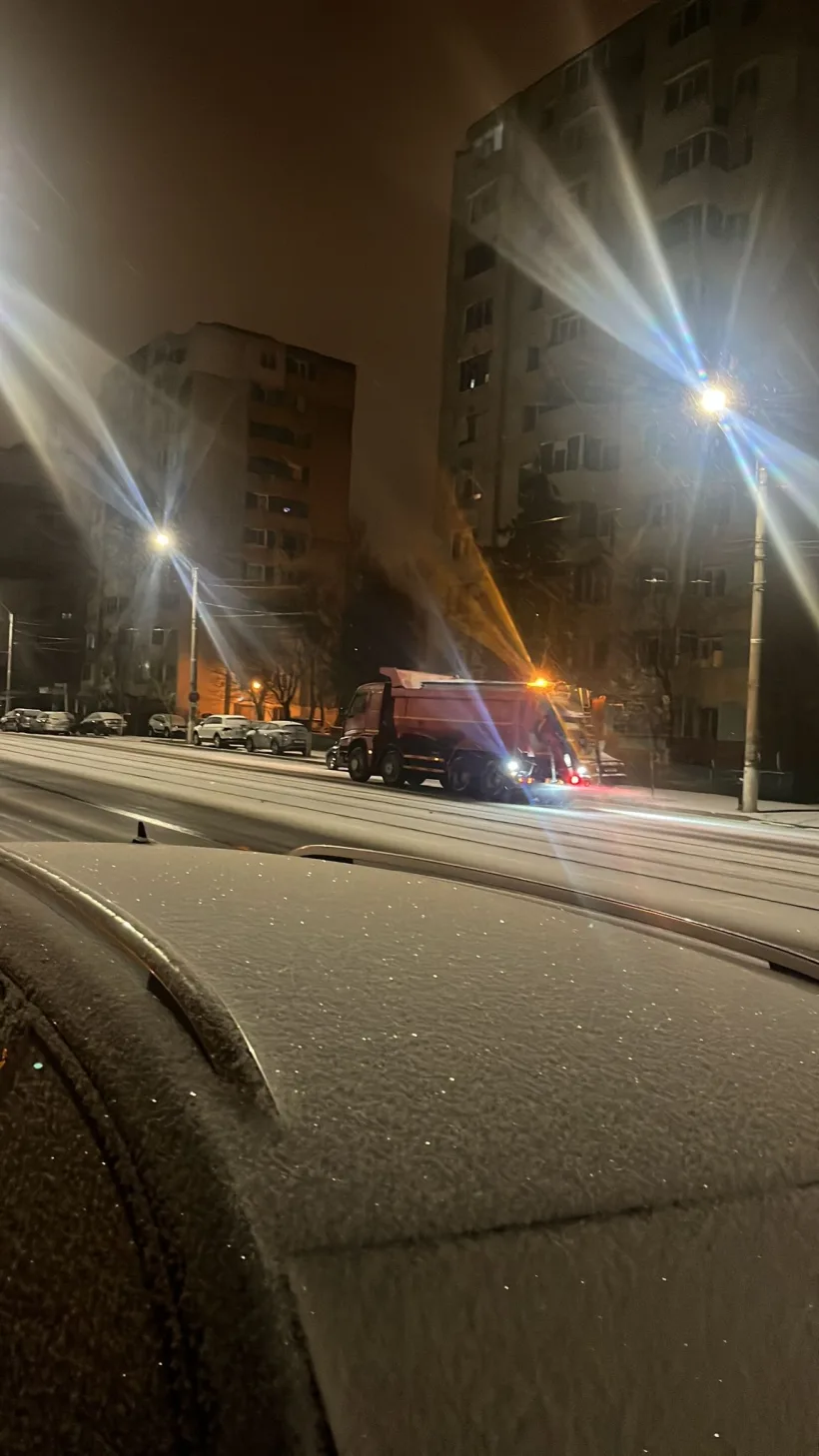 100 de lucrători acționează pentru îndepărtarea zăpezii din stațiile de transport public, trotuare, treceri de pietoni și din zona școlilor