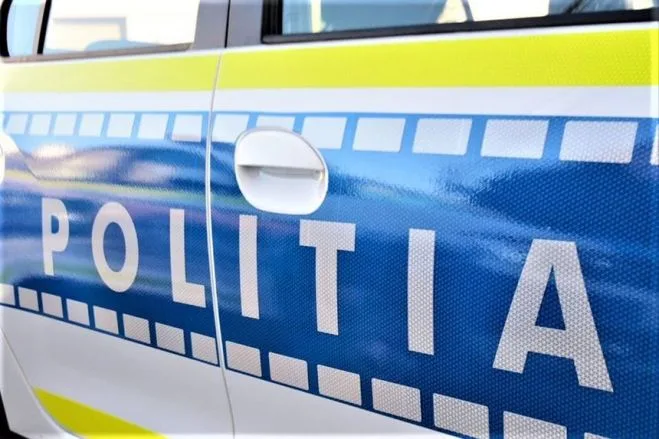 Șoferul care și-a plimbat doi prieteni cu o sanie legată la mașină, amendat