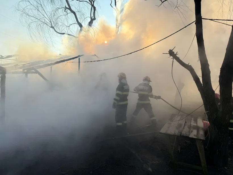 VIDEO Incendiu puternic la Schela: două solarii au fost făcute scrum
