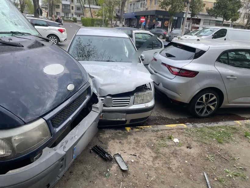 Un șofer băut a avariat cinci mașini pe o stradă din Tecuci