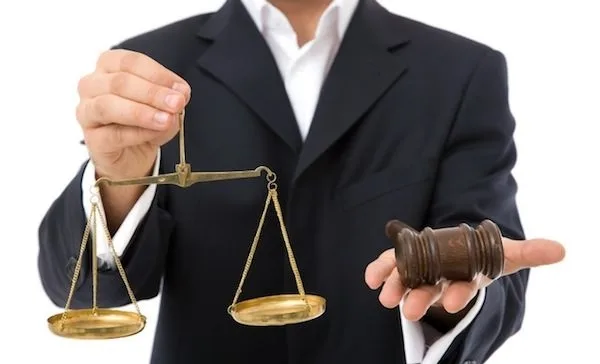 Fals avocat care reprezenta clienți în fața instanțelor din Galați și Brăila, prins după 11 ani