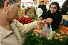 Important pentru pensionari: persoanele peste 65 de ani au prioritate la piață în intervalul orar 7.00-11.00