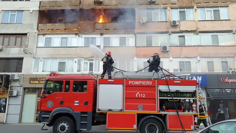 Incendiu spectaculos la Galați: un apartament a luat foc