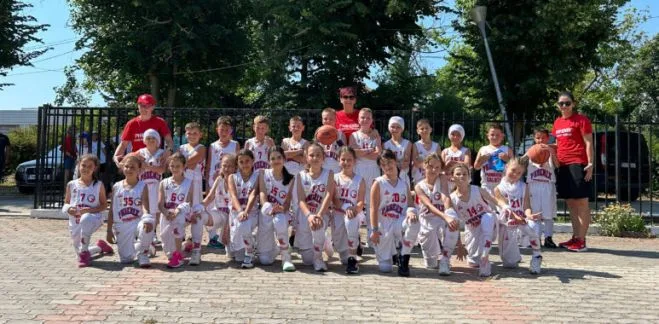 Cei mai mici baschetbalişti gălăţeni de la Academiile Phoenix şi Templiers au impresionat la Costineşti