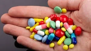 Avem români care „se îndoapă” cu medicamente expirate și „atestate” online