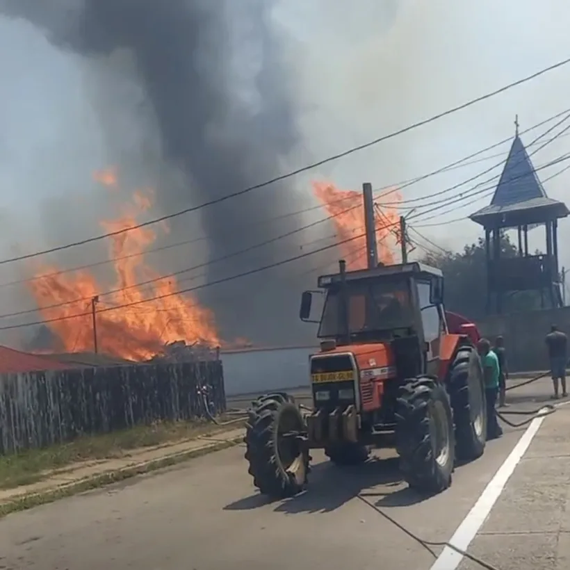 Incendiu de amploare la Tg. Bujor. Locuitorii, sfătuiți să închidă geamurile locuințelor