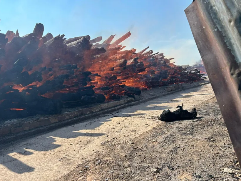 Bilanțul incendiului de la Tg. Bujor: Flăcările au afectat doi operatori economici, un depozit de lemne, patru mașini și o instituție publică