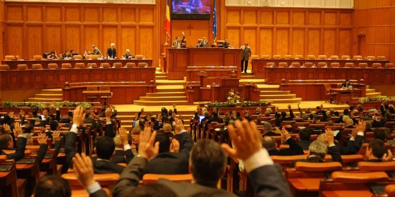 Moțiunea de cenzură împotriva Guvernului Bolojan, dezbătută și votată în Parlament