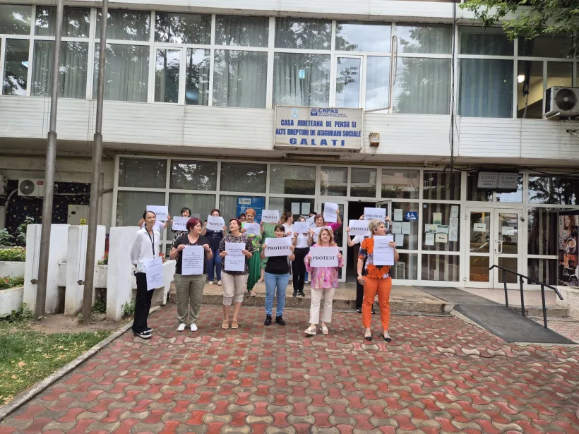 Sindicaliștii din Casa de Pensii Galați au protestat din nou în fața sediului