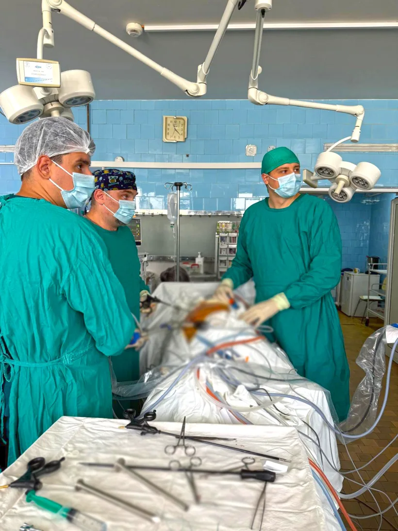 Premieră medicală la Spitalul Județean Galați: prima operație laparoscopică de îndepărtare a unui rinichi grav afectat, realizată cu succes