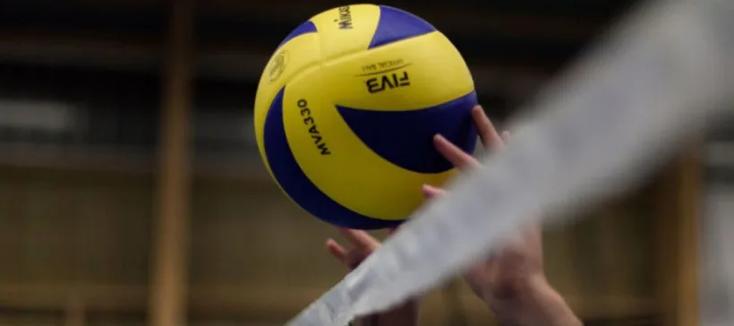 În centrul orașului Galați se joacă volei pe plajă