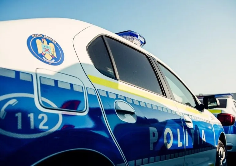 Mai mulți bărbați s-au bătut cu arme albe, cu pumnii și picioarele, în plină stradă, la Tecuci
