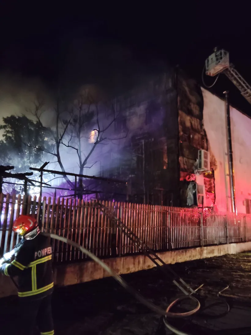 Incendiu la un restaurant din municipiul Galaţi: 40 de persoane au reuşit să iasă din clădire
