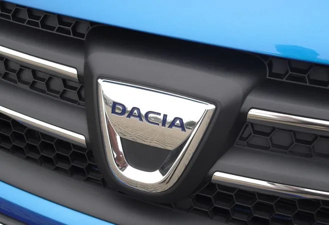 Economii la buget: Cancelaria Prim-Ministrului renunță la contractul RAAPPS și închiriază 17 Dacia Duster noi, în garanție
