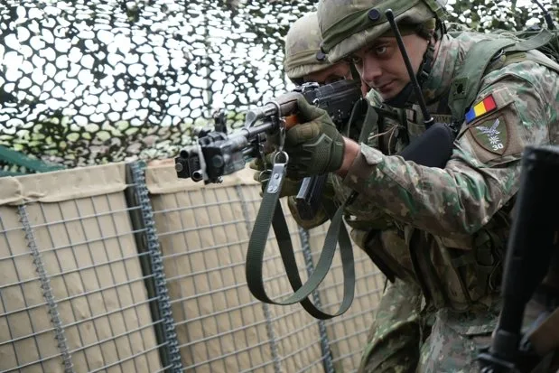Apărare sub semnul întrebării: românii cer profesioniști la vârful Armatei, dar resping stagiul militar