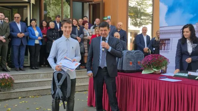 Peste 100 de elevi din județul Galați, premiați pentru performanțe excepționale în educație