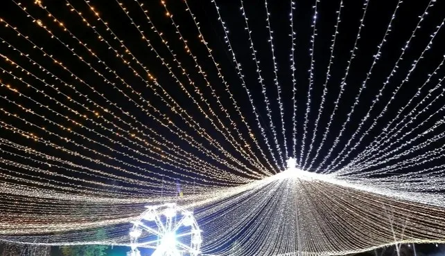Luminile de Crăciun se aprind vineri, la ora 17:30
