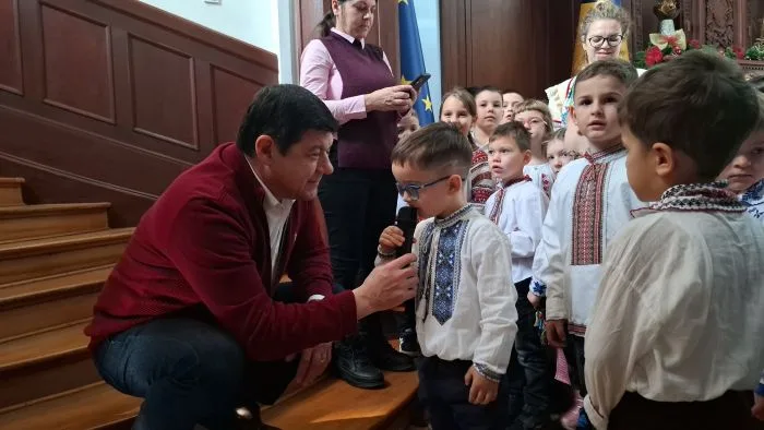 Costel Fotea: Primii colindători au adus magia Sărbătorilor de Iarnă la Consiliul Județean Galați