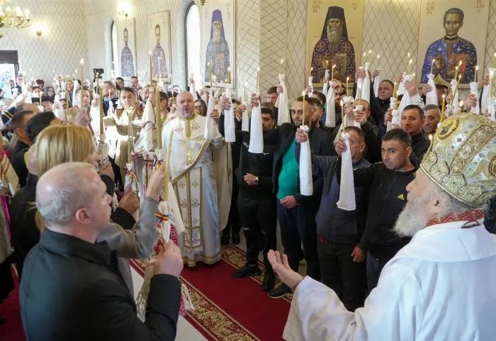Biserică nouă sfinţită în Penitenciarul Galaţi. Deţinuţii s-au împărtăşit la prima Liturghie