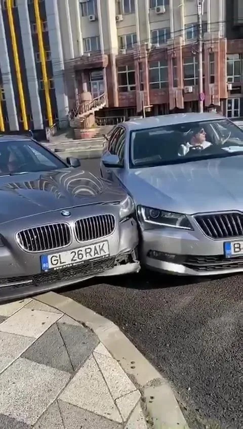 VIDEO Răzbunare în trafic: Un bolid de lux, lovit de câteva ori în trafic de o altă mașină