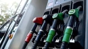 Prețurile la pompă cresc, chiar dacă petrolul scade: Impact direct asupra șoferilor