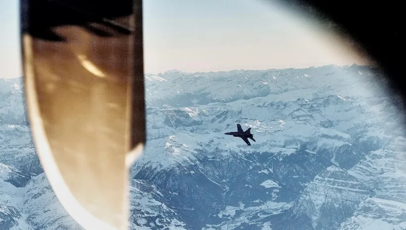 Imagini inedite din aer: avionul prezidențial românesc, escortat de F-18 elvețiene