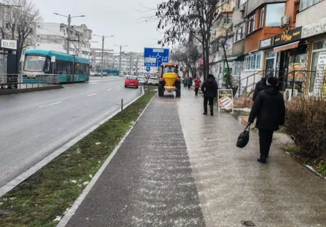 Polei în Galați. Echipele Ecosal intervin zi și noapte în cartiere, pe trotuare și în stațiile de autobuz