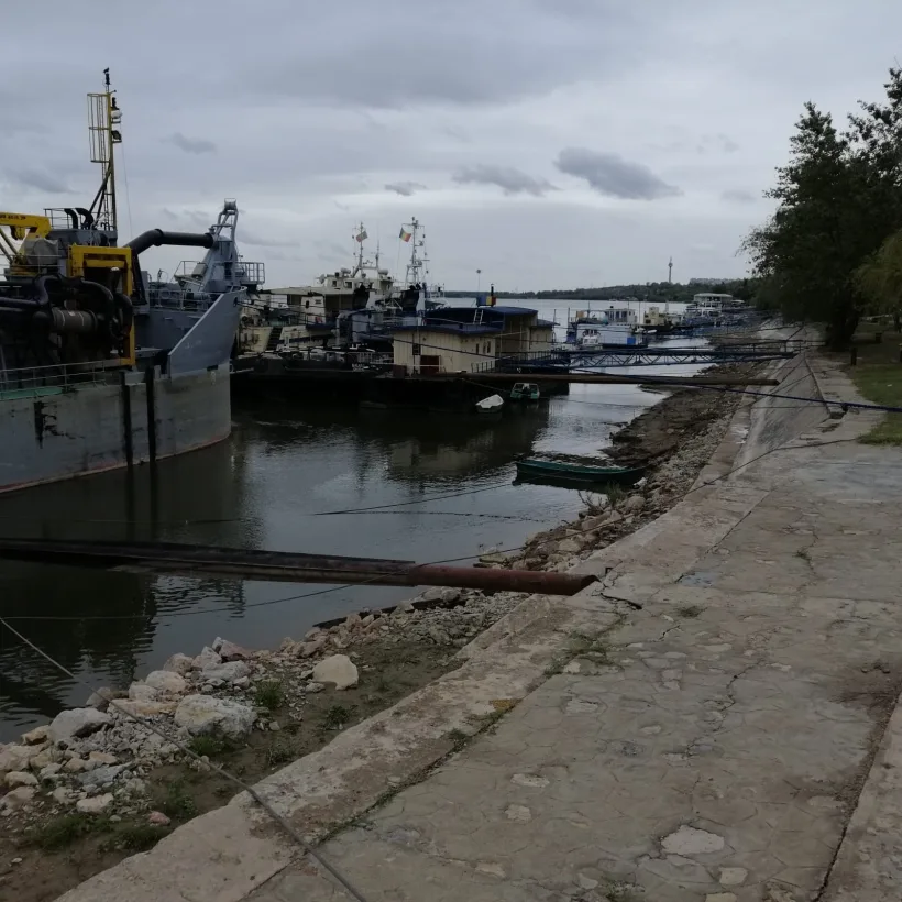 VIDEO Probleme pe Dunăre din cauza secetei. Navigatorii circulă cu dificultate pe sectorul fluvial