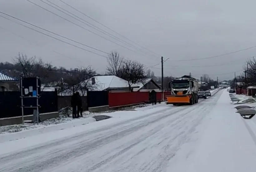Intervenții pe drumurile județene după ninsoare. Autoritățile cer prudență în trafic