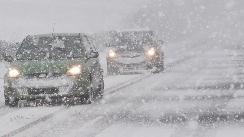 Iarnă grea în județul Galați: două autoturisme blocate pe drumurile județene între Tecuci, Furceni și Ivești
