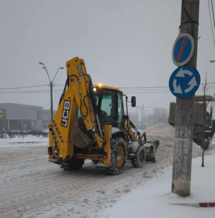 Orașul Galați, sub viscol: Peste 80 de utilaje acționează pentru deszăpezire