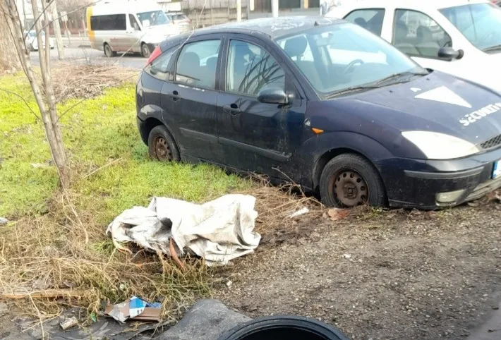 Service auto din Galați, amendat de Garda de Mediu cu 10.000 de lei: deșeuri aruncate pe spațiul verde