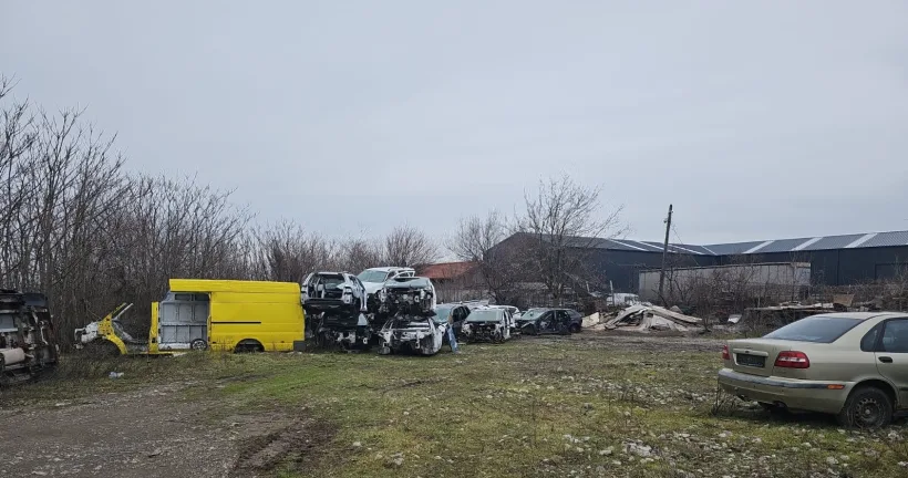 Mașini abandonate pe sol și deșeuri depozitate incorect. Amenzi aplicate în județul Galați