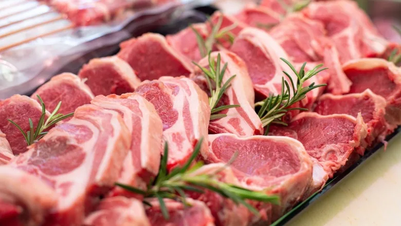 Verificări pe piața cărnii de porc: diferență uriașă între prețul de la fermă și cel din magazine
