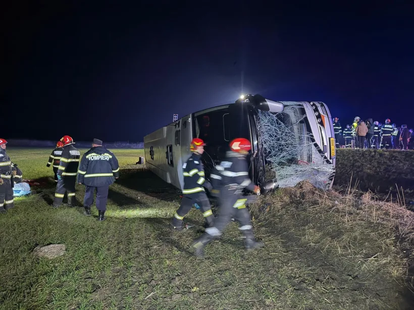 Un autocar cu 44 de pasageri s-a răsturnat la granița județelor Galați și Vaslui. Un mort și 14 răniți