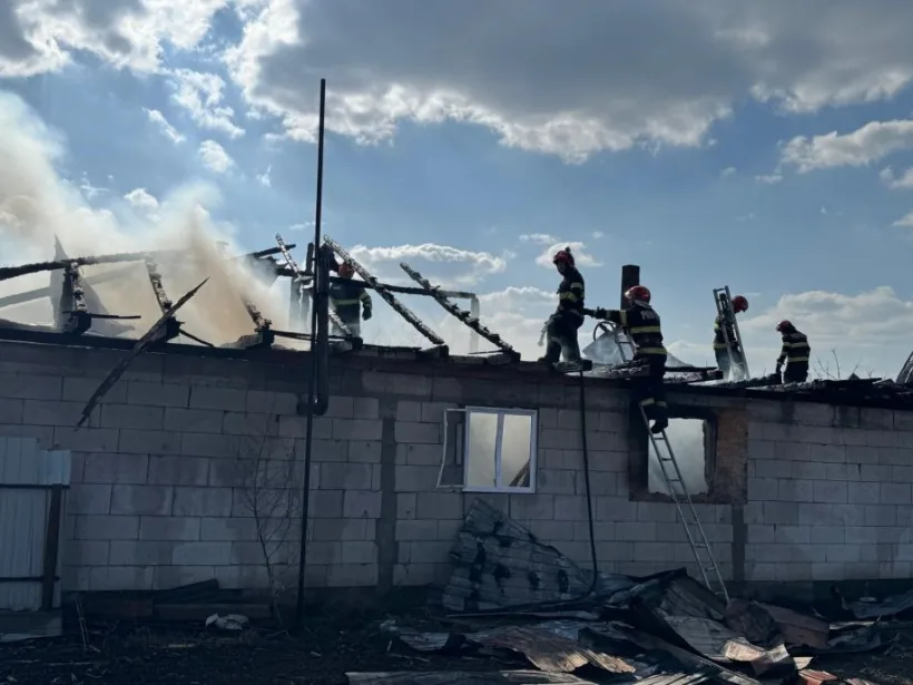 Casă cuprinsă de flăcări în Nicopole. Pompierii au intervenit de urgență