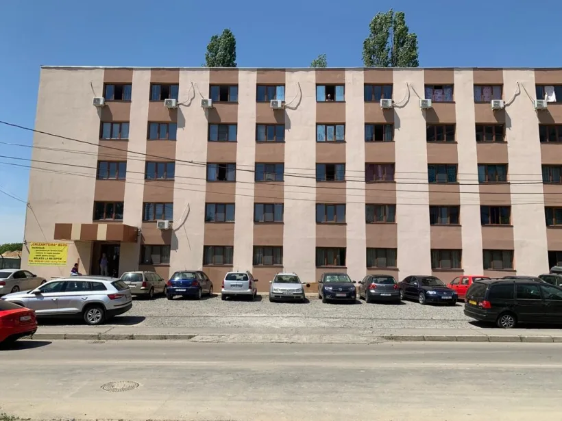 Revoltă la un centru de carantină al Primăriei Galați. Oamenii spun că li se strică mâncarea și cer frigidere în camere