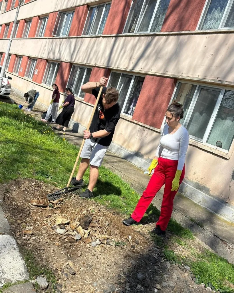 Studenții gălățeni au declanșat operațiunea „Curățenia de Paști în Campus”