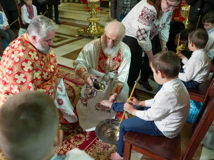 Gest de iubire și smerenie: Înaltpreasfințitul Arhiepiscop a săvârșit ritualul spălării picioarelor