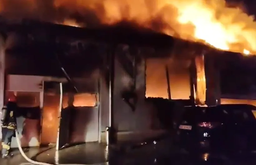 Incendiu violent la un service auto din Șendreni. O victimă a fost găsită cu arsuri pe 80% din corp