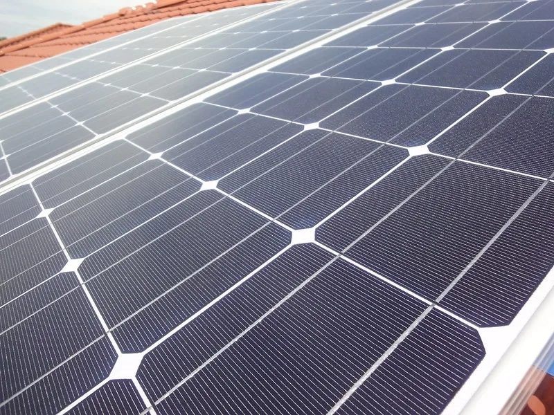 Parc fotovoltaic pe blocuri în Galați: investiție din fonduri europene aproape de finalizare