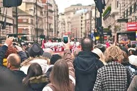 Studiu INSCOP de 1 Mai: Românii spun că muncesc cinstit, dar cred că fără relații nu ajungi departe